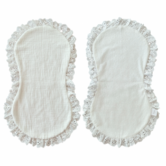 2pk gulpeklut med vanntett underside - Hvit med blondekant