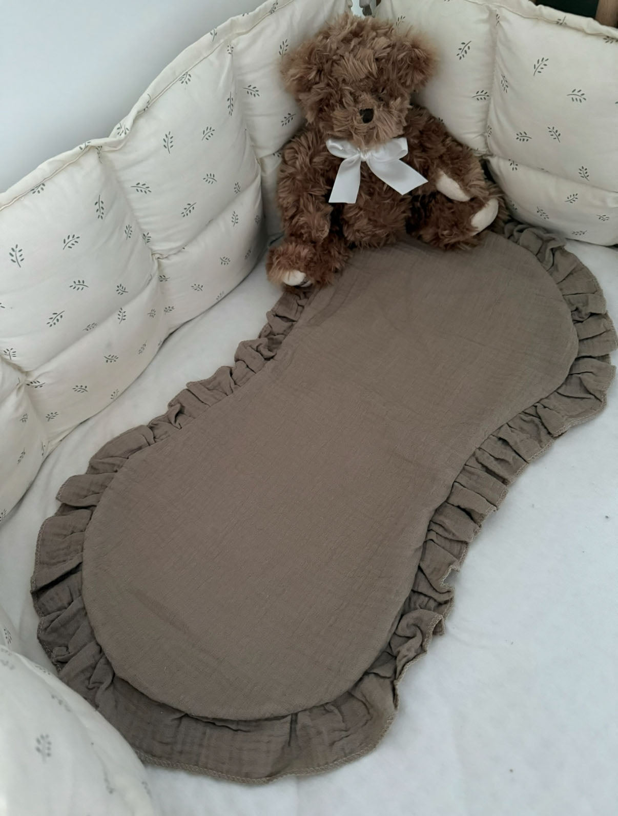 Gulpeklut med vanntett underside fra Amma of Norway. 