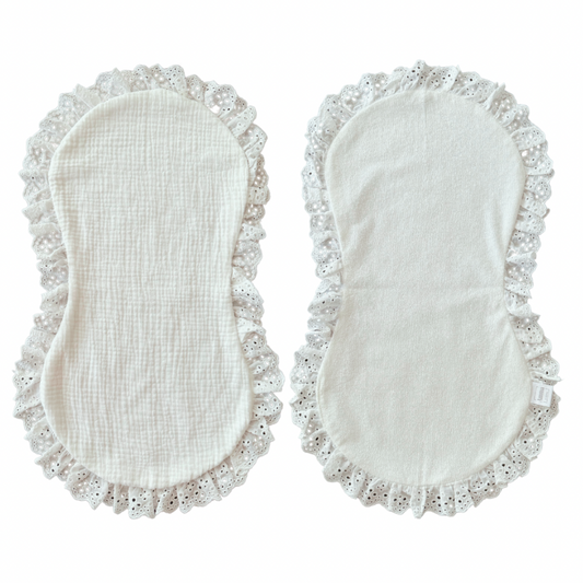 Gulpeklut med vanntett underside fra Amma of Norway. Hvit gulpeklut med blondekanter.