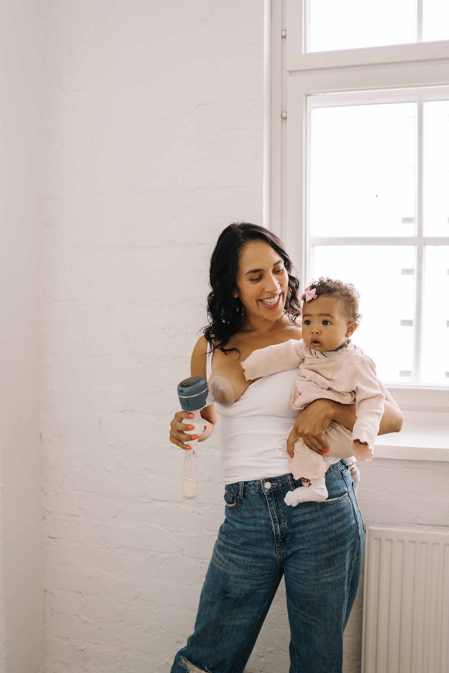 Bilde av kvinne med baby og hvordan man kan bruke brystpumpe og oppsamlingsposer for å ta vare på morsmelk