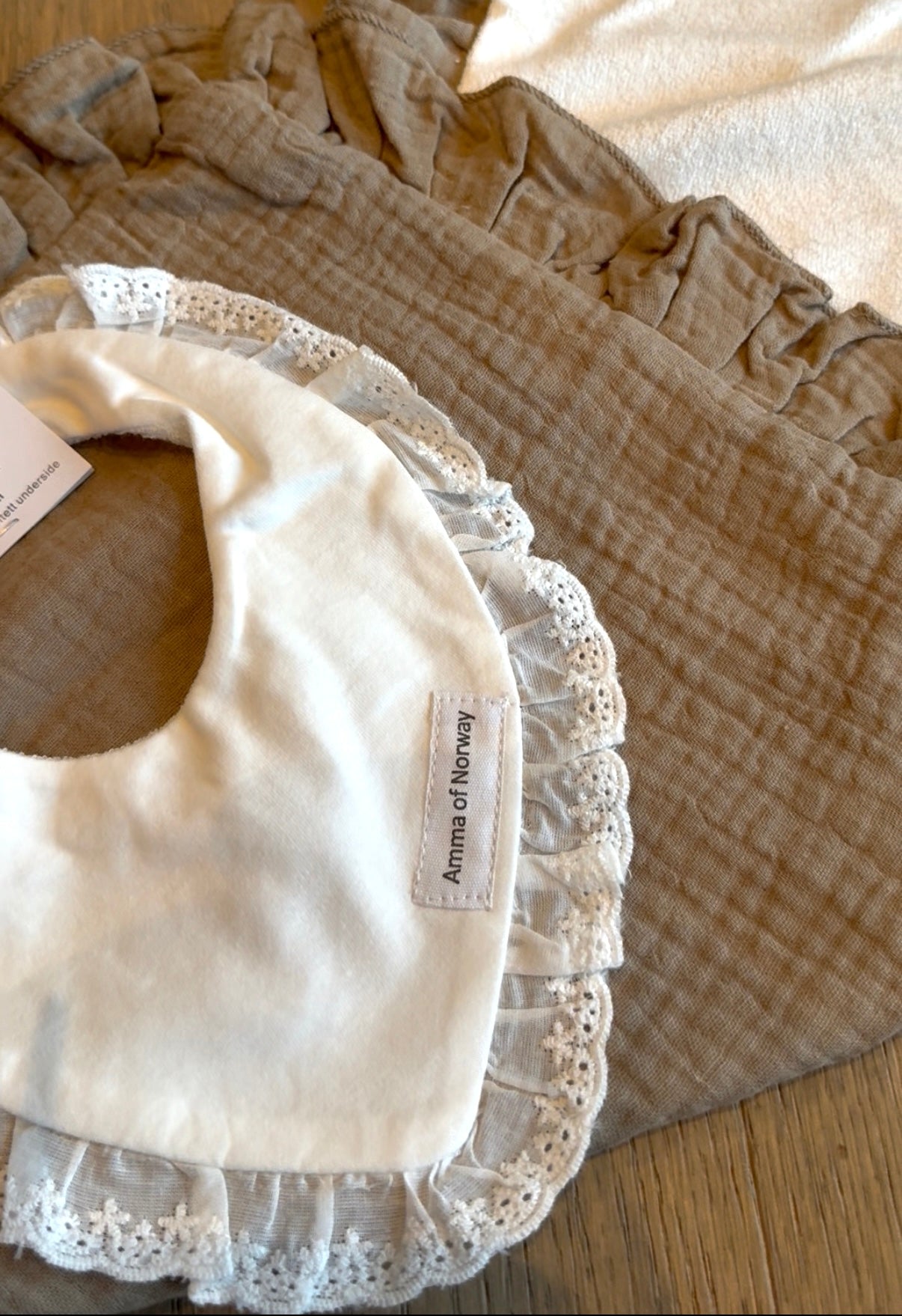Bib with waterproof underside - white