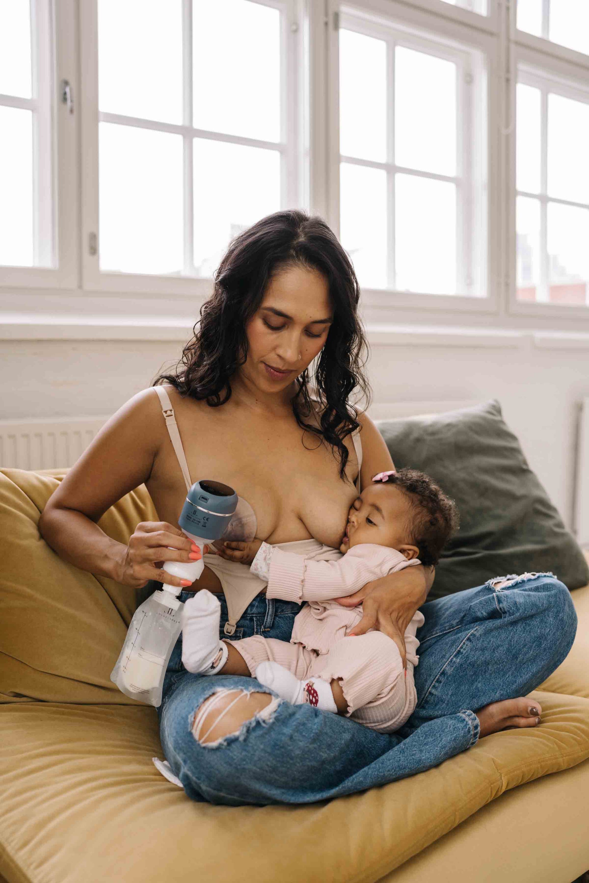 Bilde av kvinne som ammer og pumper med brystpumpe fra Lola&Lykke